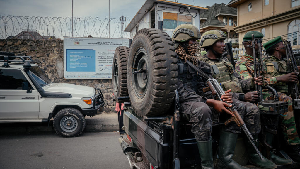 Des soldats de l'AFC/M23 patrouillent près du laboratoire Rodolphe Mérieux, de l'Institut national de recherche biomédicale (INRB), à Goma, le 19 mai 2026.