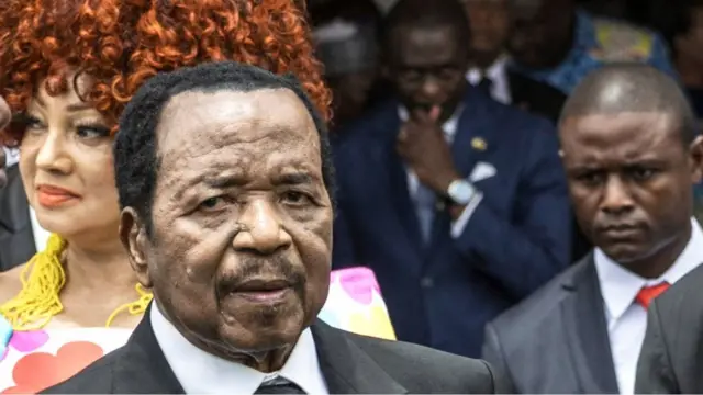 Paul Biya entouré de responsables camerounais et de son épouse Chantal Biya lors d'une visite publique