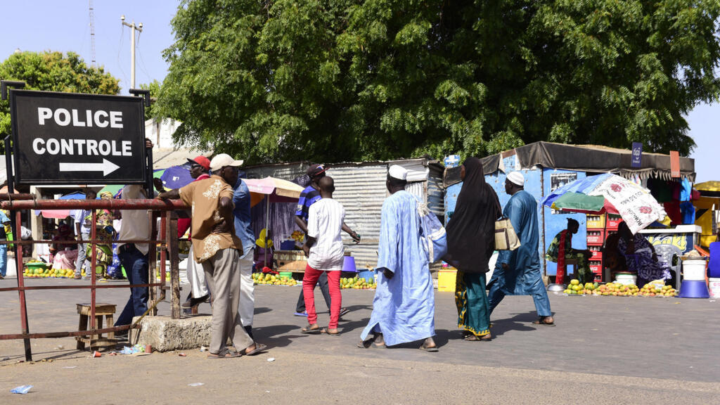 À Karang, au Sénégal, des voyageurs passent le contrôle de police pour se rendre en Gambie en mai 2016
