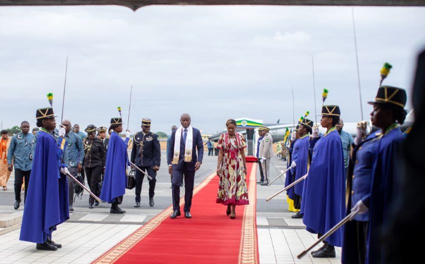 Le président gabonais Oligui Nguema et son épouse à leur retour à Libreville