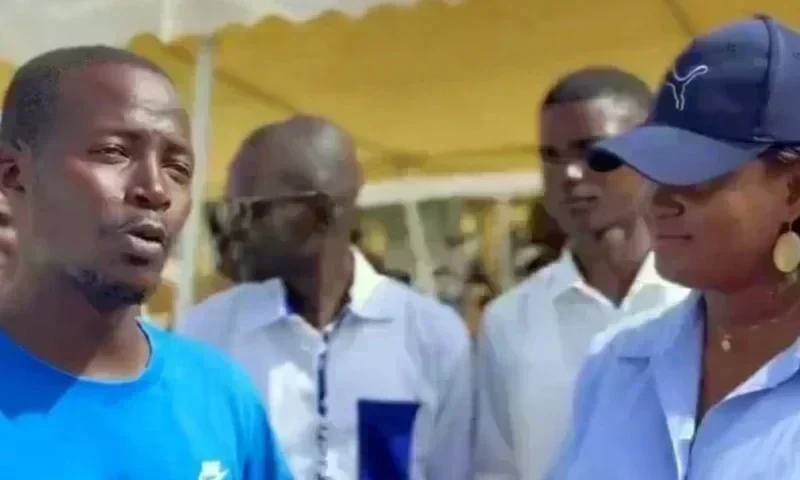 frère du Premier ministre Ahmadou Al-Aminou Lô avec sa carte de membre PASTEF