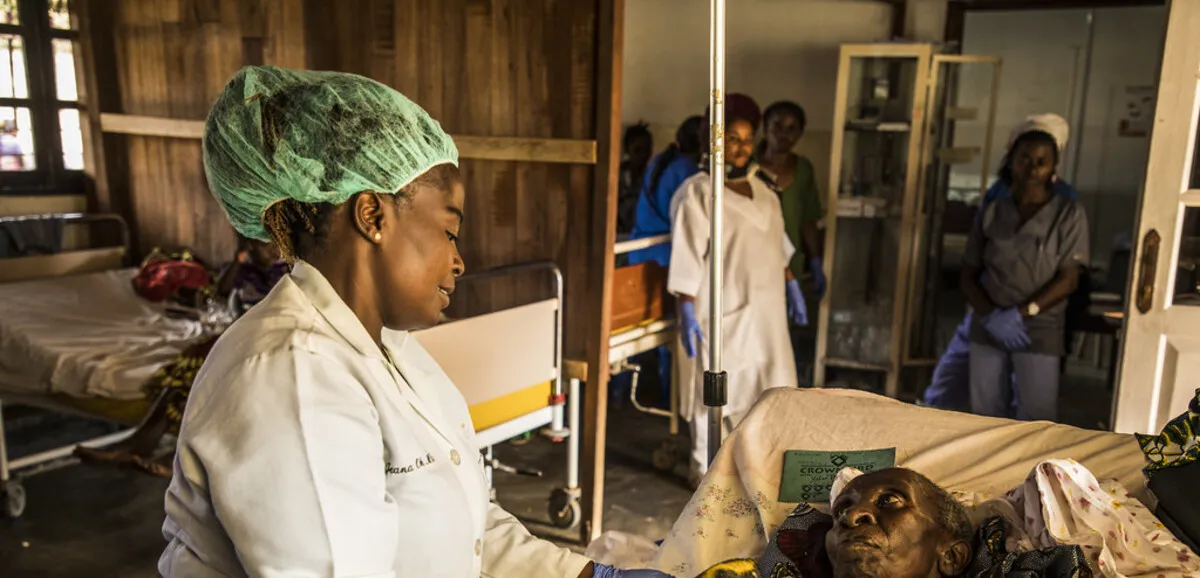 Équipe médicale en tenue de protection dans un centre de traitement Ebola en RDC