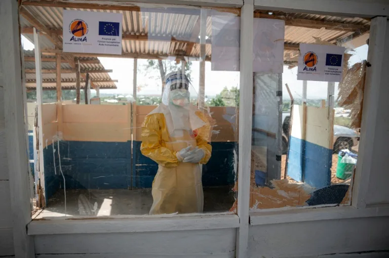 équipe médicale en combinaison de protection contre Ebola