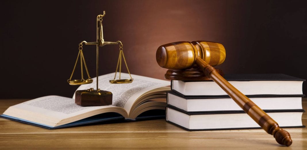 Illustration de la justice avec une balance et des livres de loi