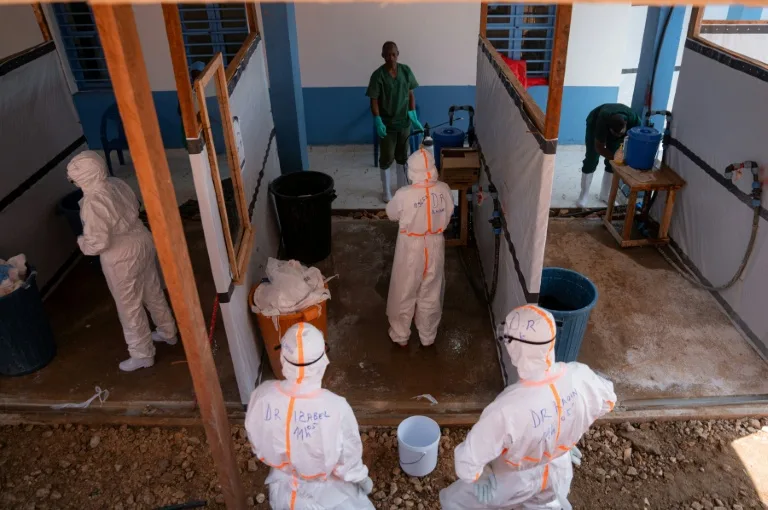 Infirmiers en blouse de protection discutant dans un centre de soins en RDC
