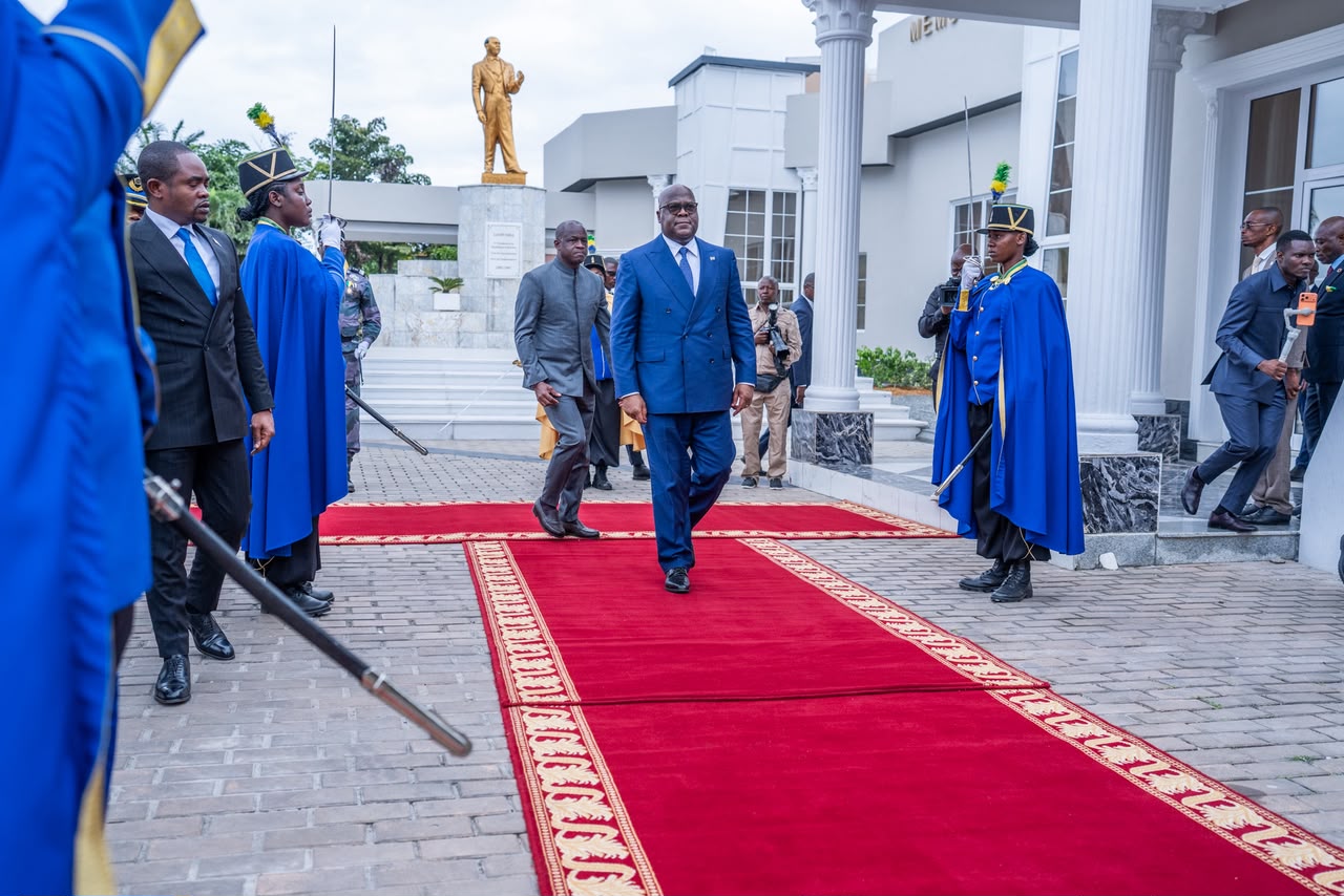 Félix-Antoine Tshisekedi et Brice Clotaire Oligui Nguema à l'aéroport de Libreville