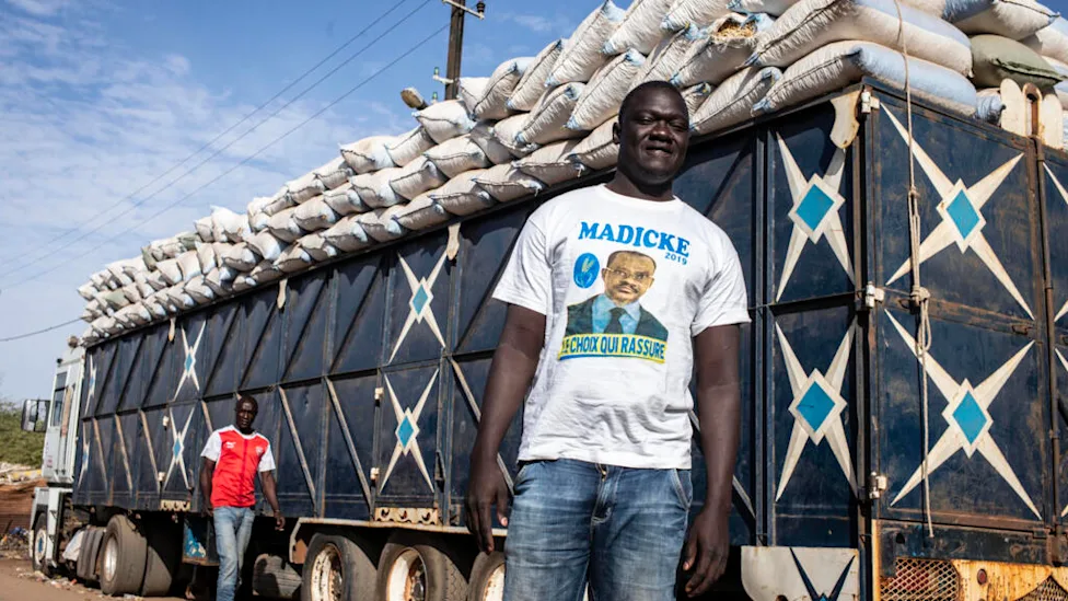 file de camions à Moussala près de la frontière malio-sénégalaise