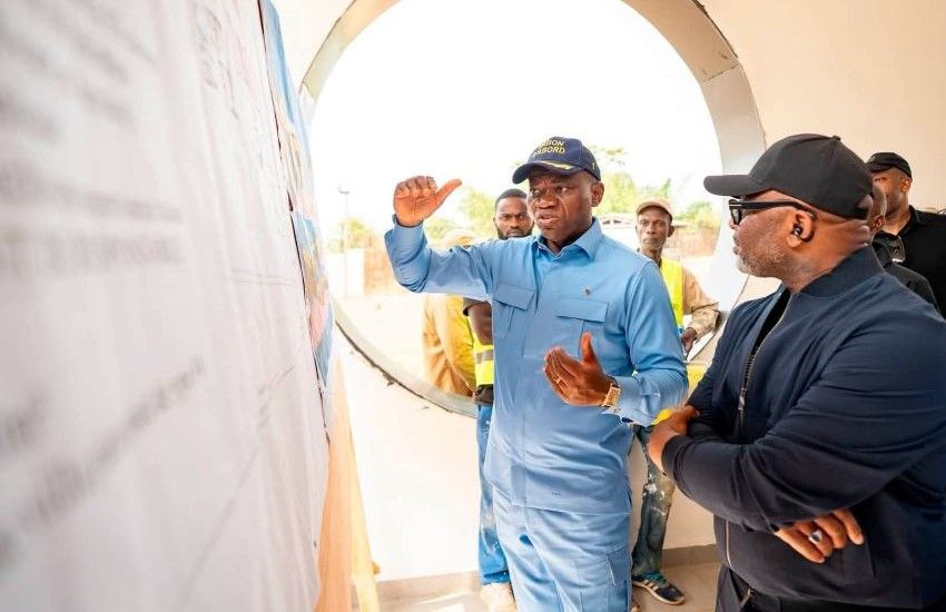 Le président gabonais Brice Clotaire Oligui Nguema inspectant un chantier à Franceville