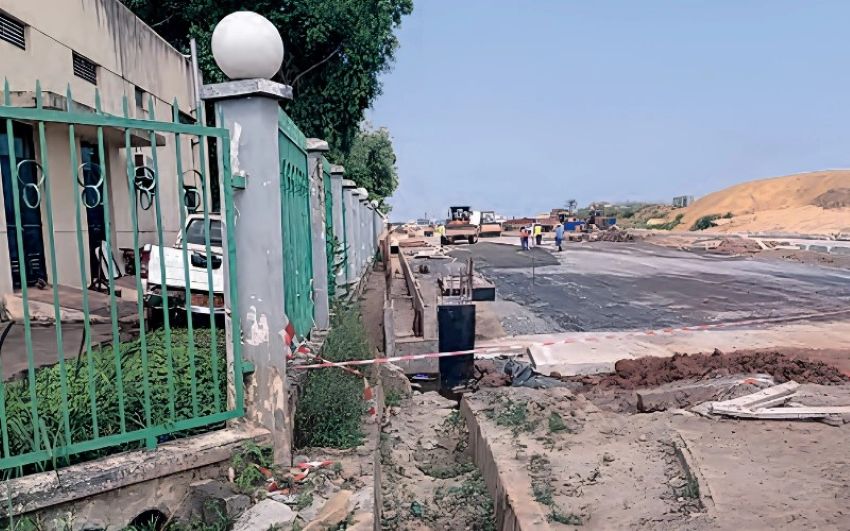 Vue du Boulevard de la Transition en construction à Libreville